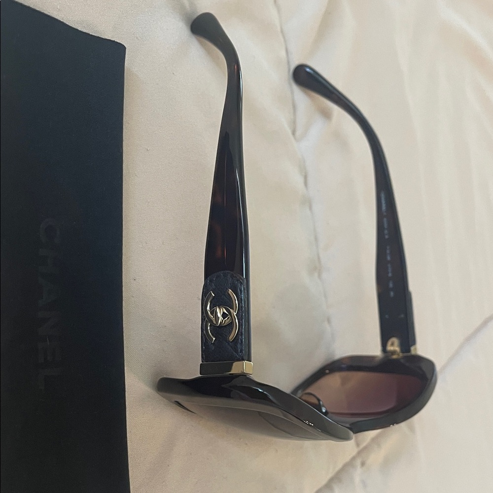 Authentic CHANEL CC Black and Brown Tortoiseshell Sunglasses with Case and Cloth - Picture 3 of 16